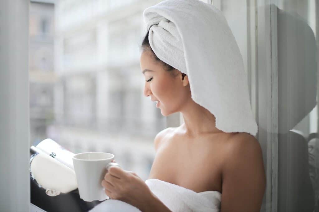 skin care con crema intenskin anti-rughe al mattino