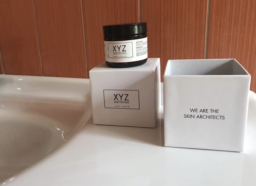 barattolo di XYZ poggiato sul lavabo del bagno