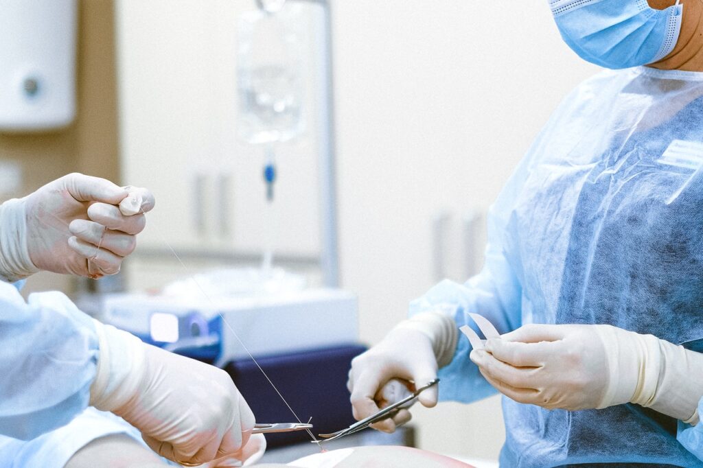 chirurghi suturano un paziente