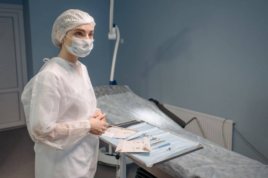 medico pronto ad eseguire un'operazione