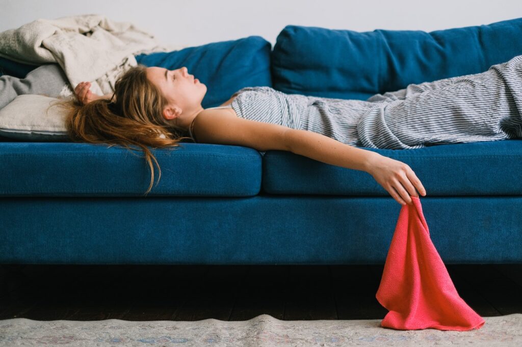 ragazza stanca sdraiata sul sofa