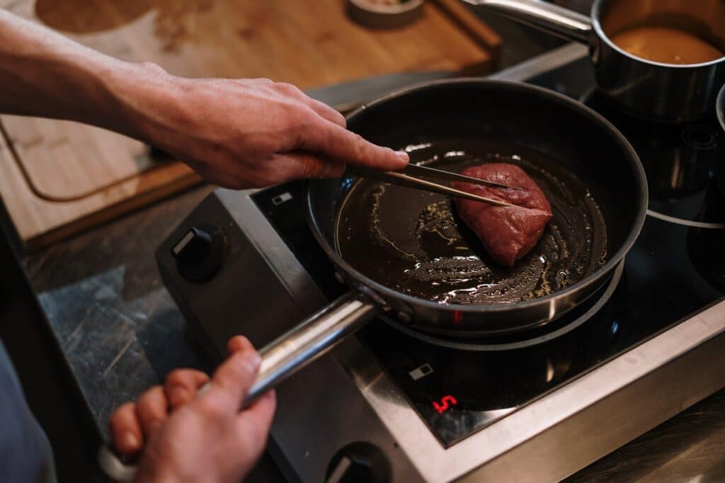 carne nella padella antiaderente