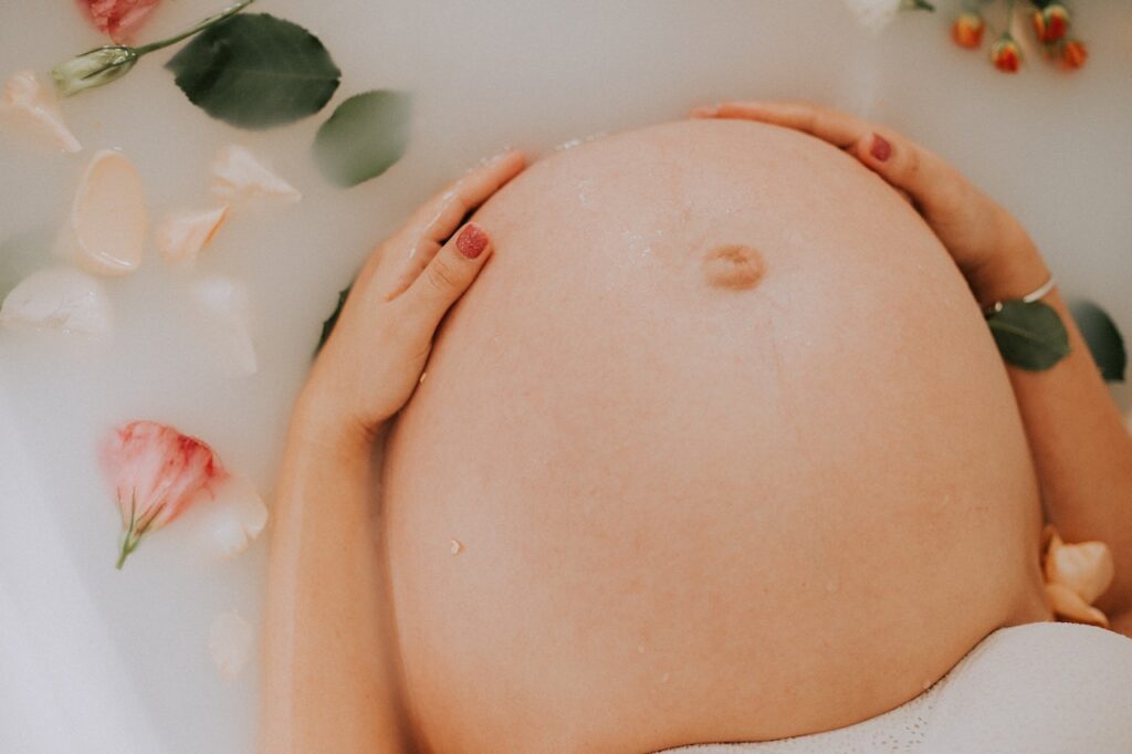 donna incinta che fa il bagno